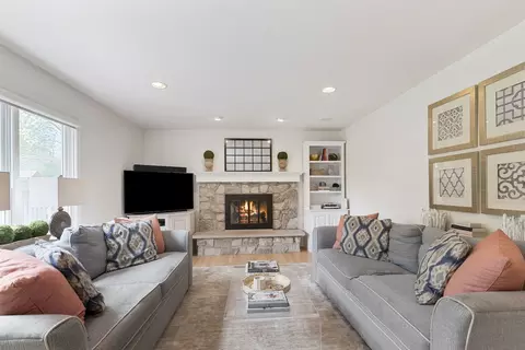 Living - 323 E Washington Ave, Lake Bluff, IL 60044 photo 3 of 4