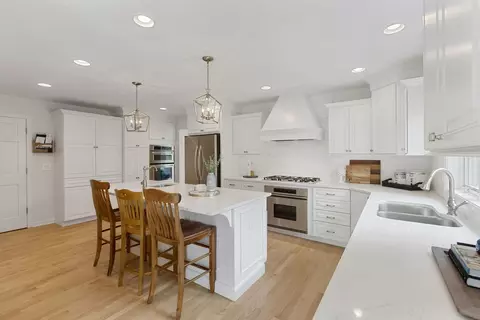 Kitchen - 323 E Washington Ave, Lake Bluff, IL 60044 photo 3 of 3