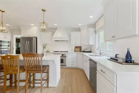Kitchen - 323 E Washington Ave, Lake Bluff, IL 60044 photo 2 of 3