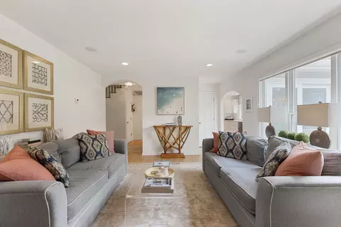 Living - 323 E Washington Ave, Lake Bluff, IL 60044 photo 2 of 4