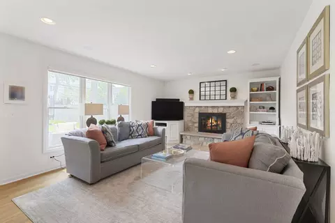 Living - 323 E Washington Ave, Lake Bluff, IL 60044 photo 1 of 4