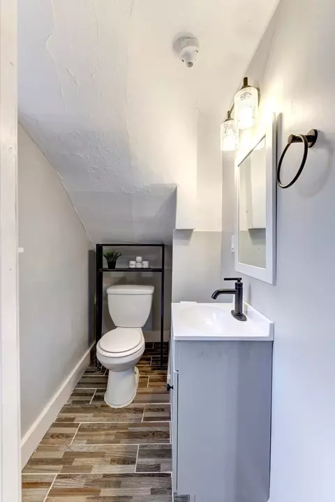 Bath - 614 E 92nd Pl, Chicago, IL 60619 photo 1 of 3