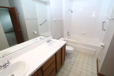 Bath - 176 Millers Xing, Itasca, IL 60143 photo 2 of 4