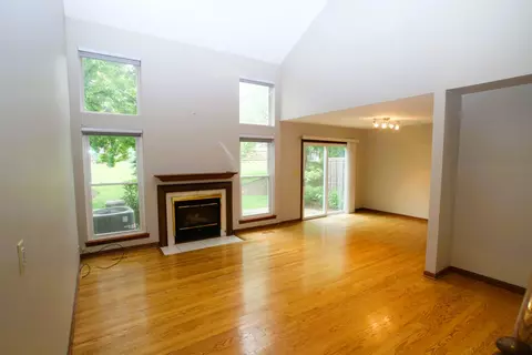 Living - 176 Millers Xing, Itasca, IL 60143 photo 1 of 3