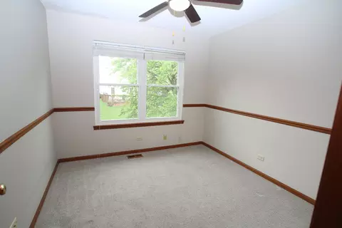 Bedroom - 176 Millers Xing, Itasca, IL 60143 photo 2 of 2