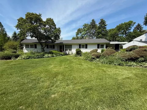 6402 Pontiac Dr, Indian Head Park, IL 60525