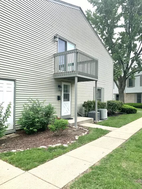 1678 Trowbridge Ct #A, Wheaton, IL 60189