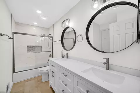 Bath - 3795 Whispering Trails Dr, Hoffman Estates, IL 60192 photo 1 of 2