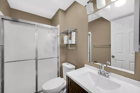 Bath - 3795 Whispering Trails Dr, Hoffman Estates, IL 60192 photo 2 of 2