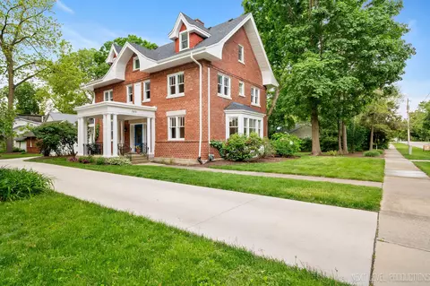 352 Elm St, Batavia, IL 60510