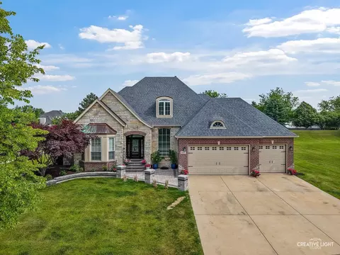 800 Diamond Head Dr E, Shorewood, IL 60404