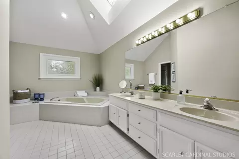 Bath - 112 Danada Dr, Wheaton, IL 60189 photo 2 of 5