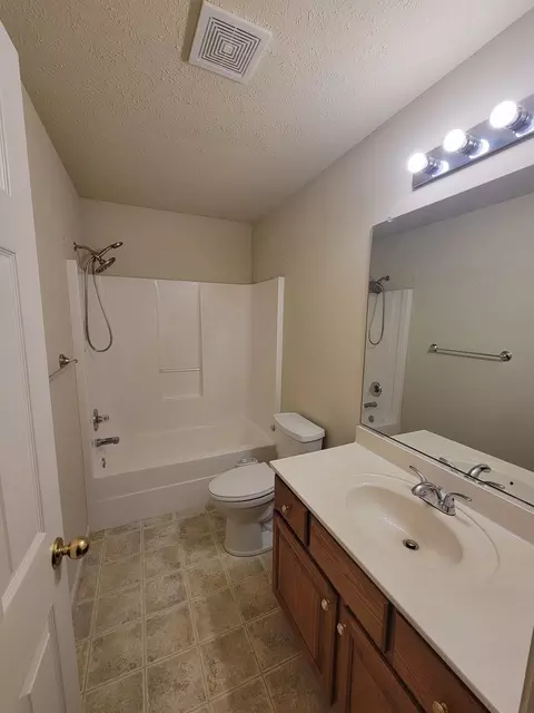 Bath - 1117 Abercorn St, Normal, IL 61761 photo 1 of 2
