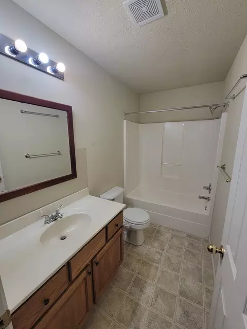 Bath - 1117 Abercorn St, Normal, IL 61761 photo 2 of 2