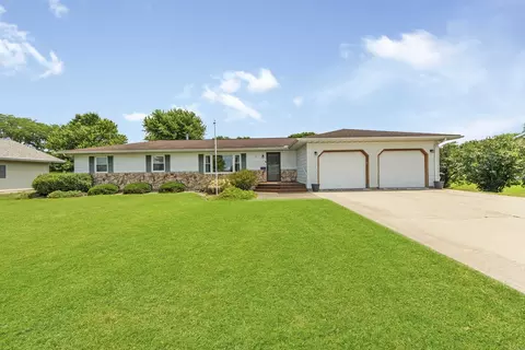 2 Circle Dr, Wenona, IL 61377
