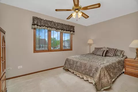 Bedroom - 910 N Dovington Dr, Hoffman Estates, IL 60169 photo 4 of 4