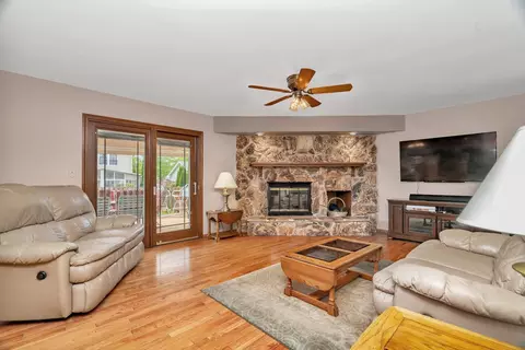 Living - 910 N Dovington Dr, Hoffman Estates, IL 60169 photo 4 of 7