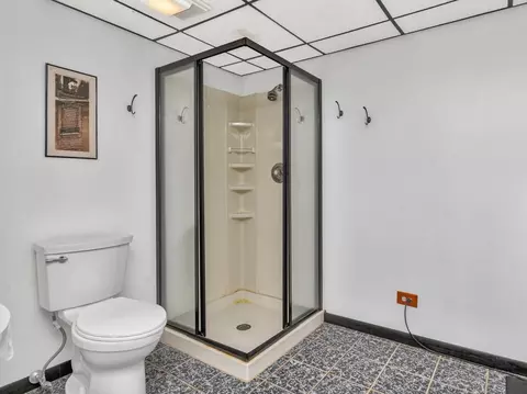 Bath - 910 N Dovington Dr, Hoffman Estates, IL 60169 photo 4 of 4