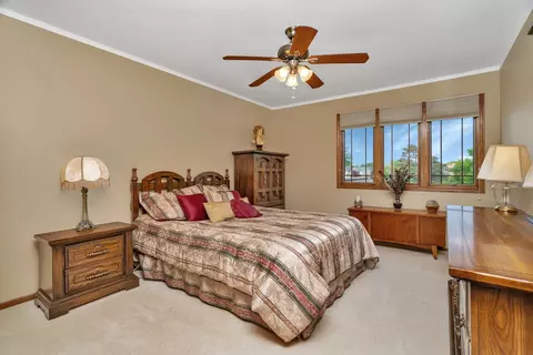 Bedroom - 910 N Dovington Dr, Hoffman Estates, IL 60169 photo 3 of 4