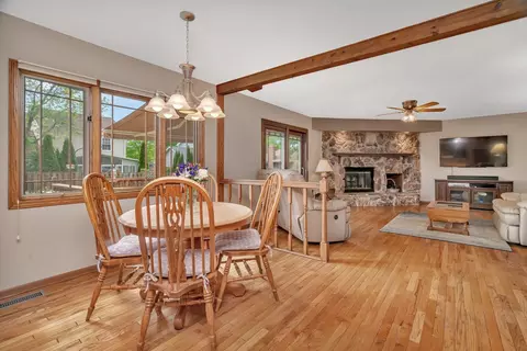 Dining - 910 N Dovington Dr, Hoffman Estates, IL 60169 photo 2 of 2