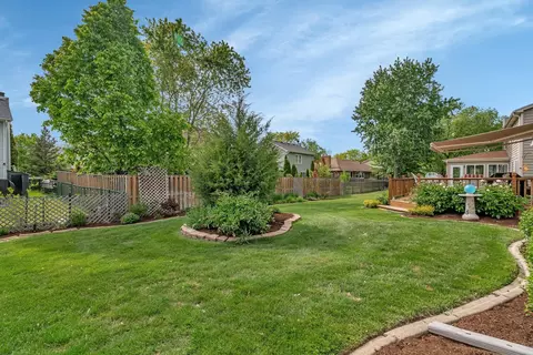 Exterior - 910 N Dovington Dr, Hoffman Estates, IL 60169 photo 4 of 5