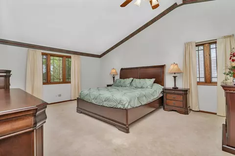 Bedroom - 910 N Dovington Dr, Hoffman Estates, IL 60169 photo 1 of 4