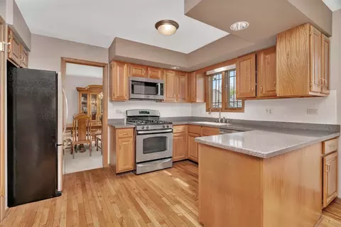 Kitchen - 910 N Dovington Dr, Hoffman Estates, IL 60169 photo 2 of 4