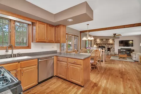 Kitchen - 910 N Dovington Dr, Hoffman Estates, IL 60169 photo 4 of 4