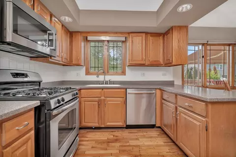 Kitchen - 910 N Dovington Dr, Hoffman Estates, IL 60169 photo 3 of 4