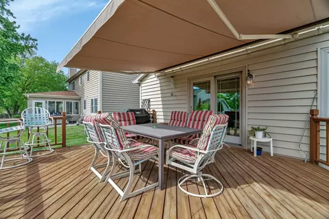 Exterior - 910 N Dovington Dr, Hoffman Estates, IL 60169 photo 2 of 5