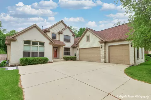 745 Ceresia Dr, Crystal Lake, IL 60014