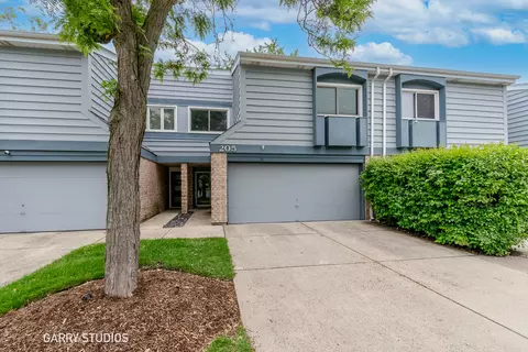 205 Lakeshore Ln, Bloomingdale, IL 60108