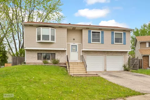 1040 Dover Ln, Aurora, IL 60504