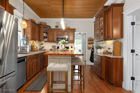 Kitchen - 17918 Ridgewood Ave, Lansing, IL 60438 photo 3 of 3