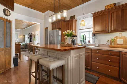 Kitchen - 17918 Ridgewood Ave, Lansing, IL 60438 photo 1 of 3