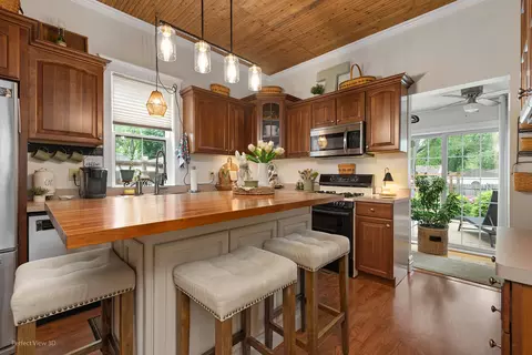 Kitchen - 17918 Ridgewood Ave, Lansing, IL 60438 photo 2 of 3