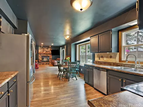 Kitchen - 5501 Abbey Dr, Mchenry, IL 60050 photo 2 of 3
