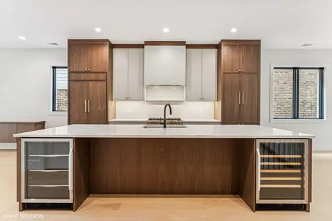 851 W Wolfram St #1, Chicago, IL 60657 photo 2