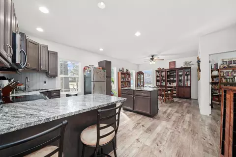 Kitchen - 6010 Peart Rd, Morris, IL 60450 photo 3 of 5
