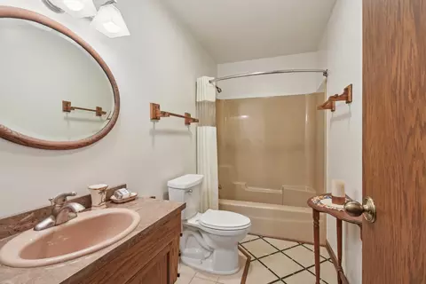 Bath - 3560 N Chamlin Dr, Morris, IL 60450 photo 2 of 5