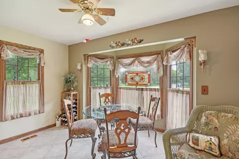 Dining - 3560 N Chamlin Dr, Morris, IL 60450 photo 2 of 3