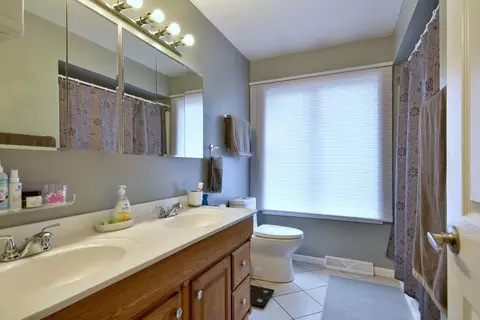 Bath - 179 Old Forge Rd, Elgin, IL 60123 photo 2 of 3