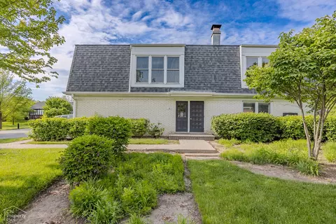 787 Garfield Ave #B, Libertyville, IL 60048