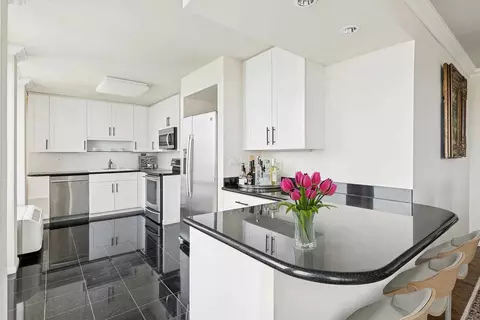 Kitchen - 111 E Chestnut St #39C, Chicago, IL 60611 photo 2 of 3