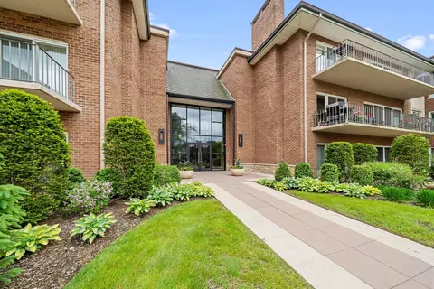 6 Oak Brook Club Dr #J104, Oak Brook, IL 60523
