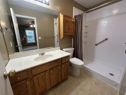 Bath - 1316 Ogelthorpe Ave, Normal, IL 61761 photo 2 of 2