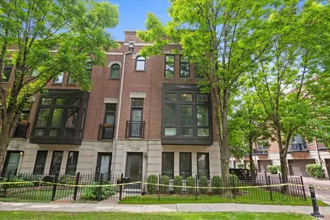 1724 W Surf St #34, Chicago, IL 60657