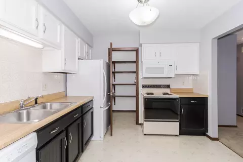 Kitchen - 52 Brandywine Ct, Bloomington, IL 61704 photo 1 of 2