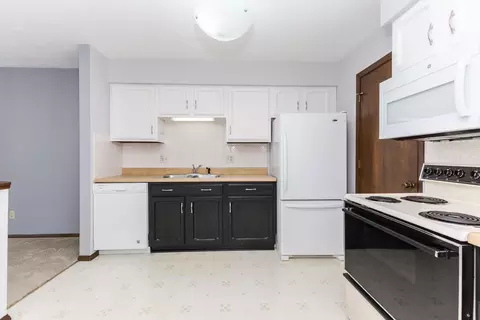 Kitchen - 52 Brandywine Ct, Bloomington, IL 61704 photo 2 of 2