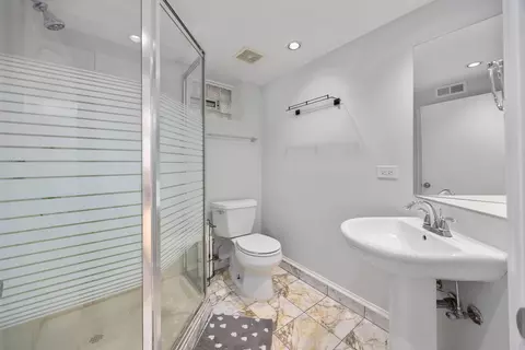Bath - 6309 W Devon Ave, Chicago, IL 60646 photo 3 of 3